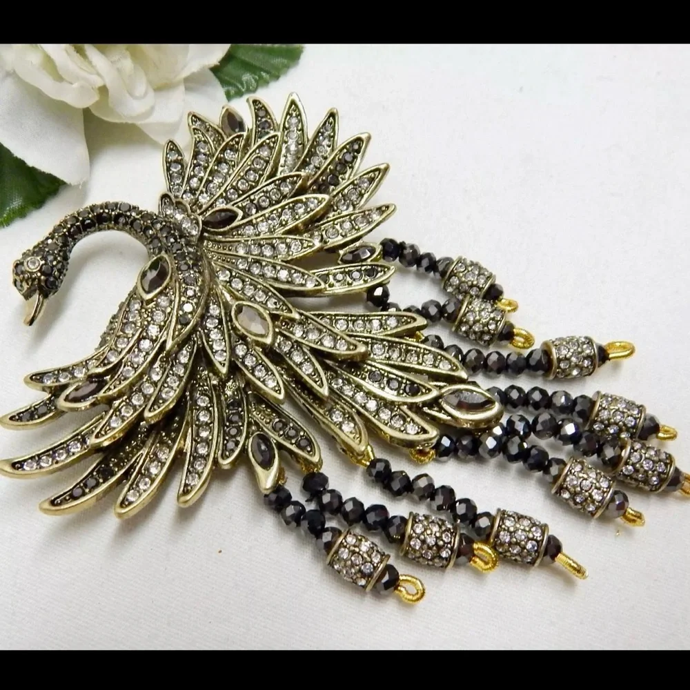 Heidi Daus “Graceful Beauty” Swan Brooch – Crystal Pave Statement Pin – Dangle - Picture 6 of 16